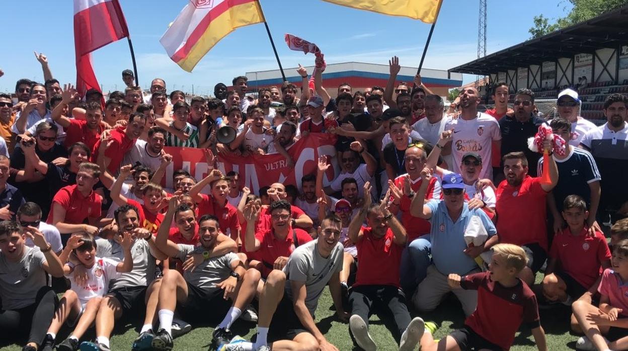 El CD Utrera, celebrando la clasificación para el playoff de ascenso