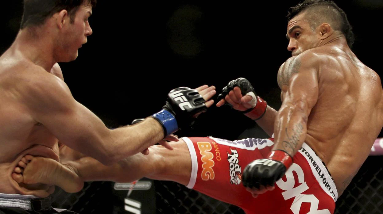 El brasileño Vitor Belfort golpea al británico Michael Bisping, durante una pelea en la UFC