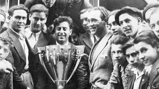 Los jugadores del Betis posan con la única Liga lograda por el club, en 1934
