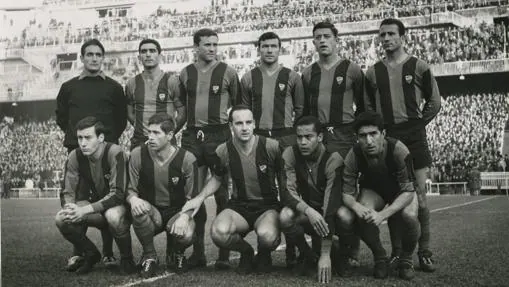 El Levante, durante un partido en el Bernabéu en 1964