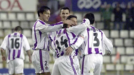 Los jugadores del Valladolid celebran un gol a principios de siglo