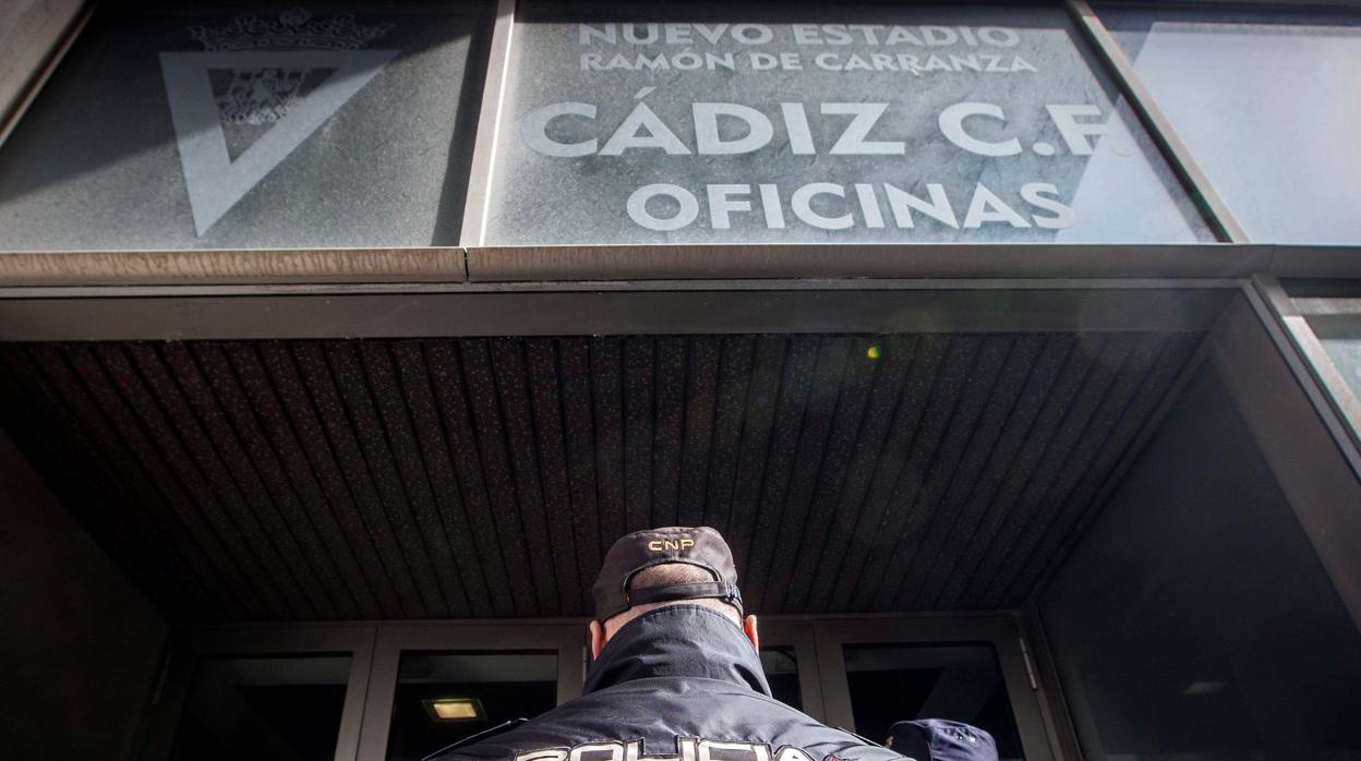 La Policía Nacional, el día que entró en Carranza para recabar pruebas acerca de la implicación de Pina en los delitos de blanqueo de capitales.