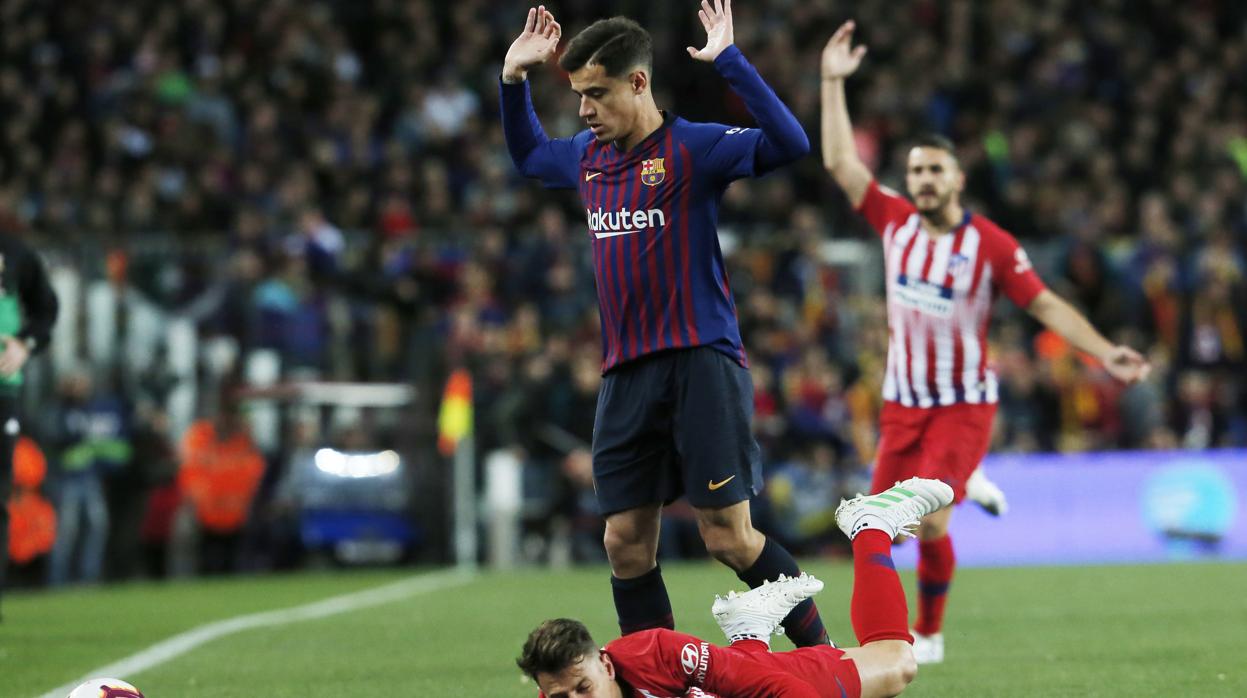 Coutinho durante una jugada del partido entre el Barcelona y el Atlético de Madrid