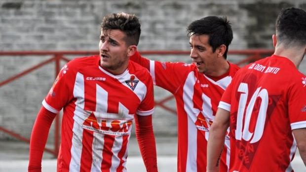 Pozo, del CD Don Benito, marca uno de los goles del año en Segunda B