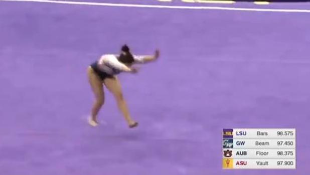 Terrible lesión de una gimnasta: se rompe las dos piernas al caer