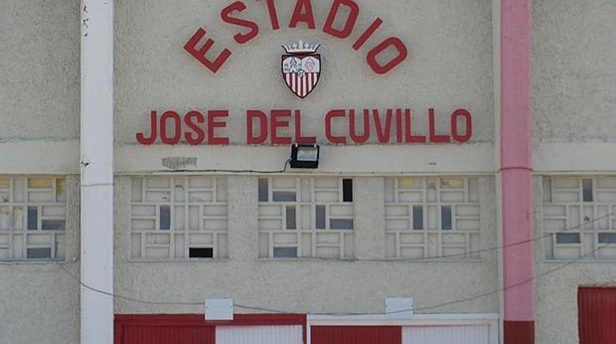 Fachada principal del Estadio José del Cuvillo.