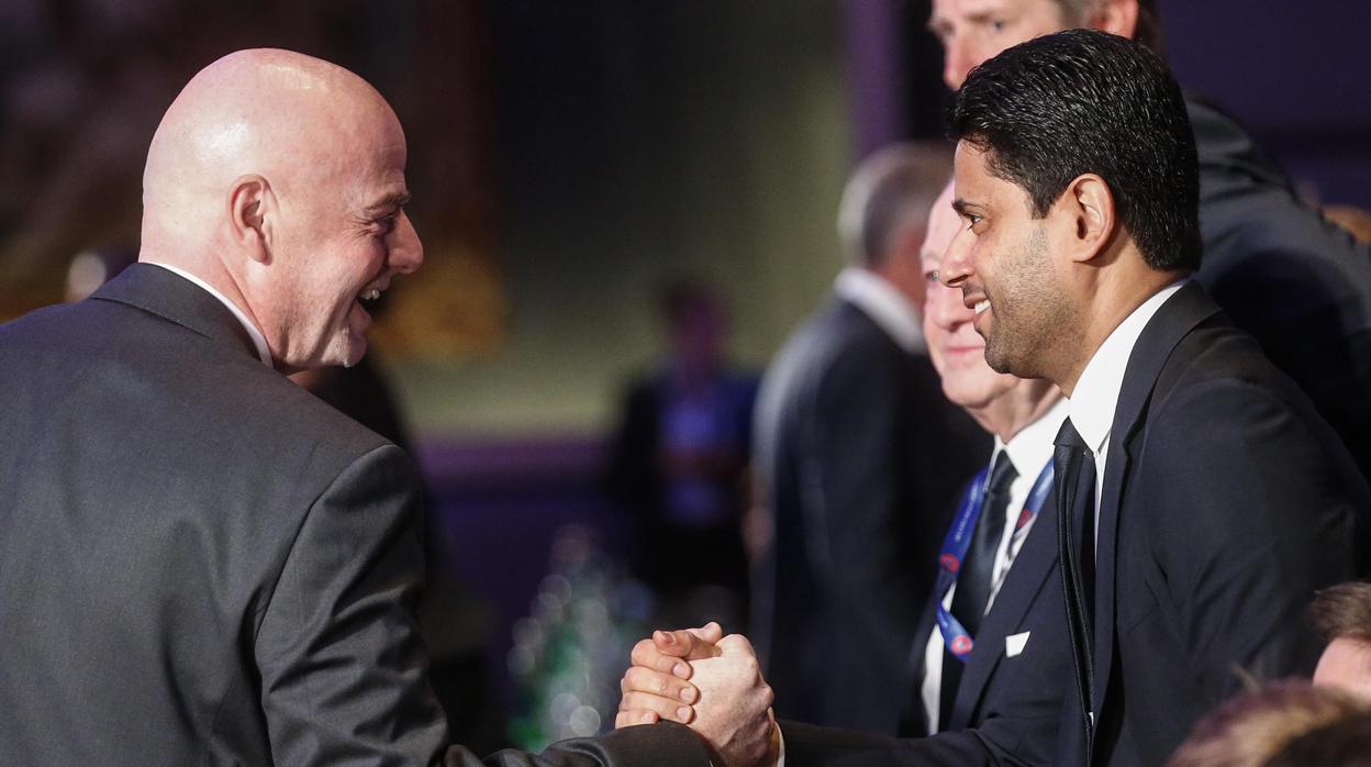 Gianni Infantino, presidente de la FIFA, saluda a Nasser Al-Khelaifi, dueño del PSG