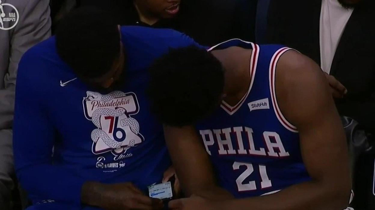 Pillan a dos jugadores de los Sixers mirando el móvil en pleno partido de playoffs