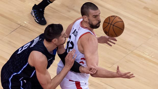 La intensidad defensiva de los Magic derrota a los Raptors en Toronto