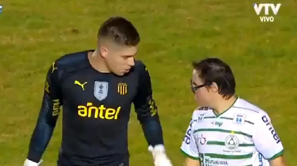 El precioso gesto del portero de Peñarol con un aficionado con síndrome de Down
