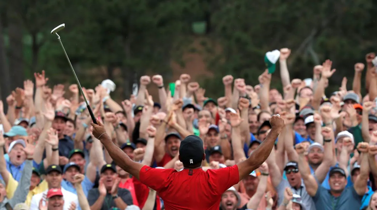 Tiger Woods festeja su triunfo en Augusta
