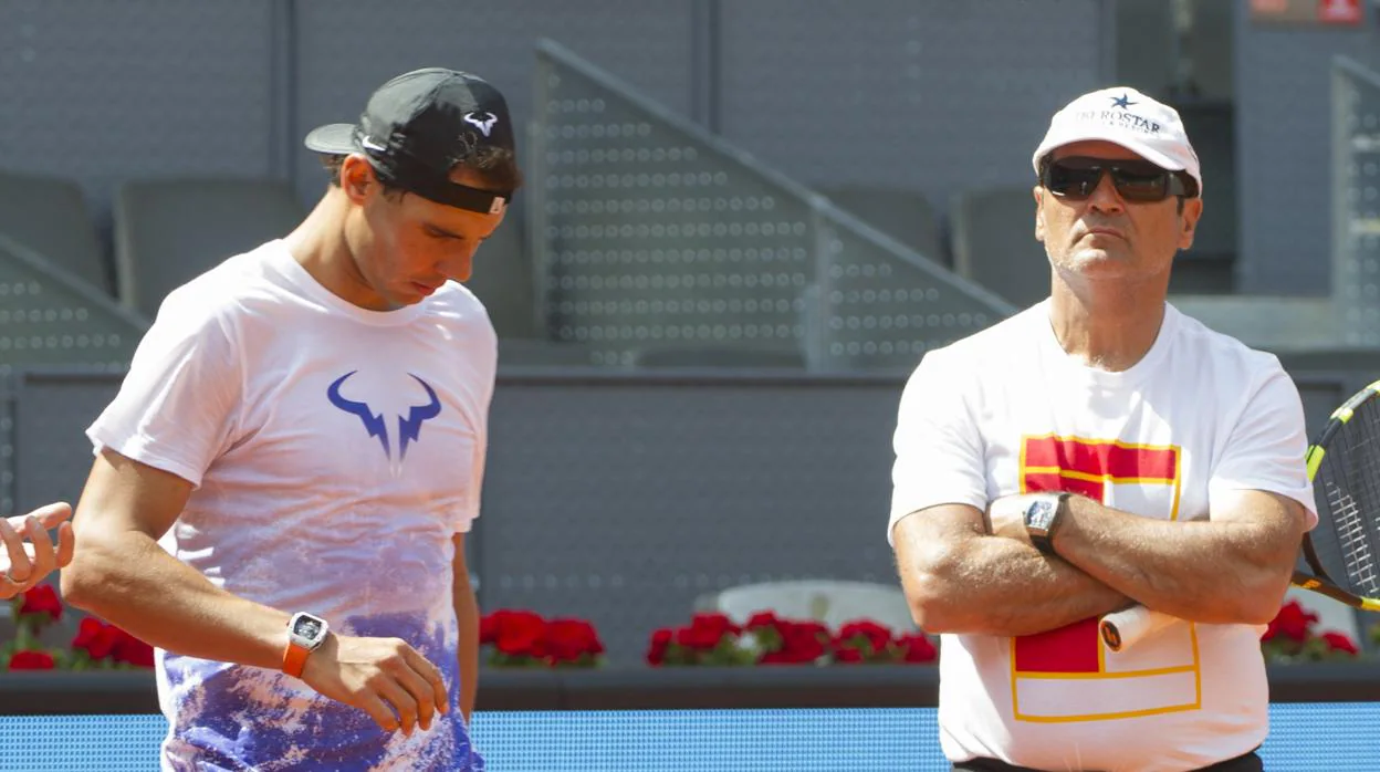 Rafael Nadal y Toni Nadal, durante un entrenamiento en el Mutua Madrid Open de 2017
