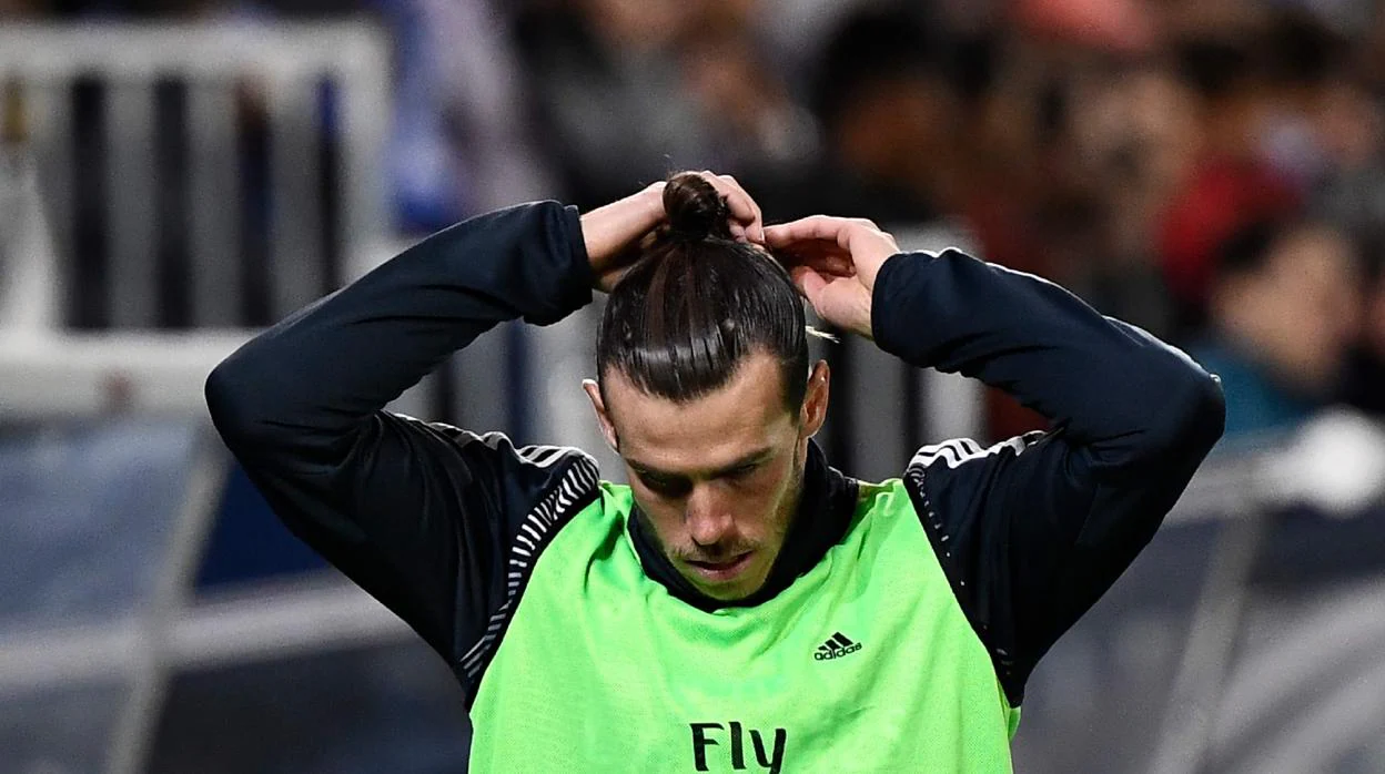 Bale, atusándose su moño en Butarque