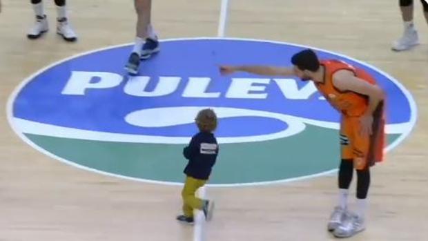 Un espontáneo de 4 años se cuela en el Valencia Basket-Iberostar Tenerife