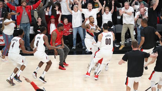 El triplazo de Lillard que vale un partido y una serie