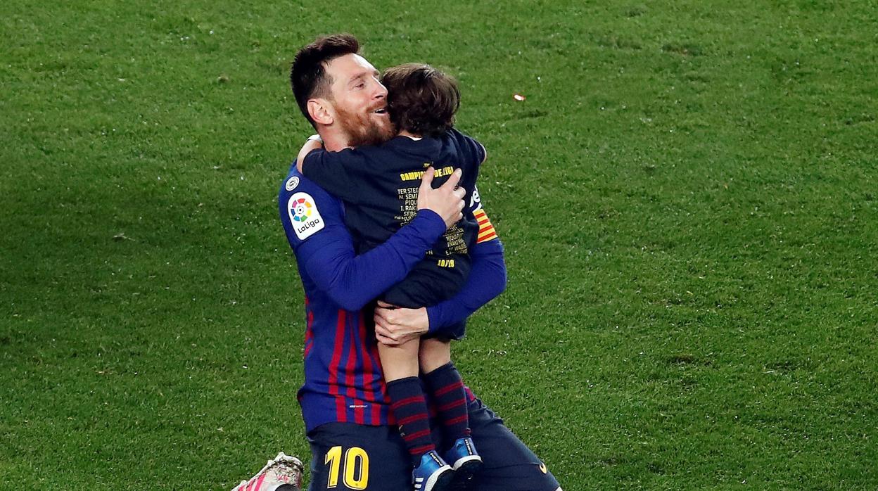 Messi se abraza a su hijo tras ganar el título de Liga