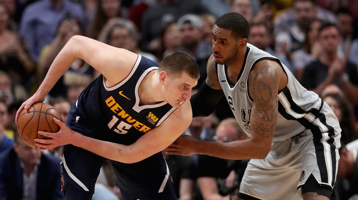 Jokic y Aldridge, durante el séptimo partido de la eliminatoria