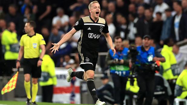 El Ajax también toma el White Hart Lane