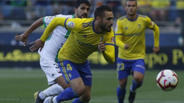 El Cádiz sale de los puestos de playoff