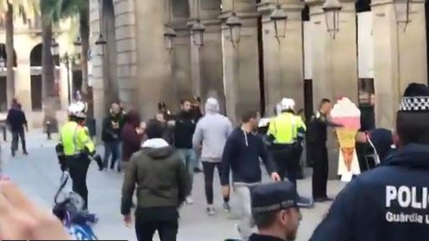 Los seguidores del Liverpool provocan incidentes en Barcelona