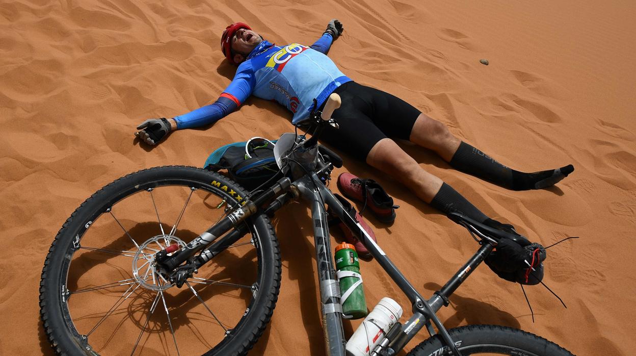 Un corredor de la Titan Desert, exhausto tras el esfuerzo de una etapa