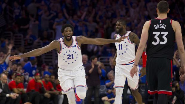 Embiid despega para someter a los Raptors de Gasol e Ibaka