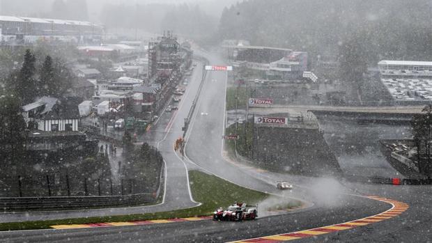 Alonso triunfa en una tormenta de nieve