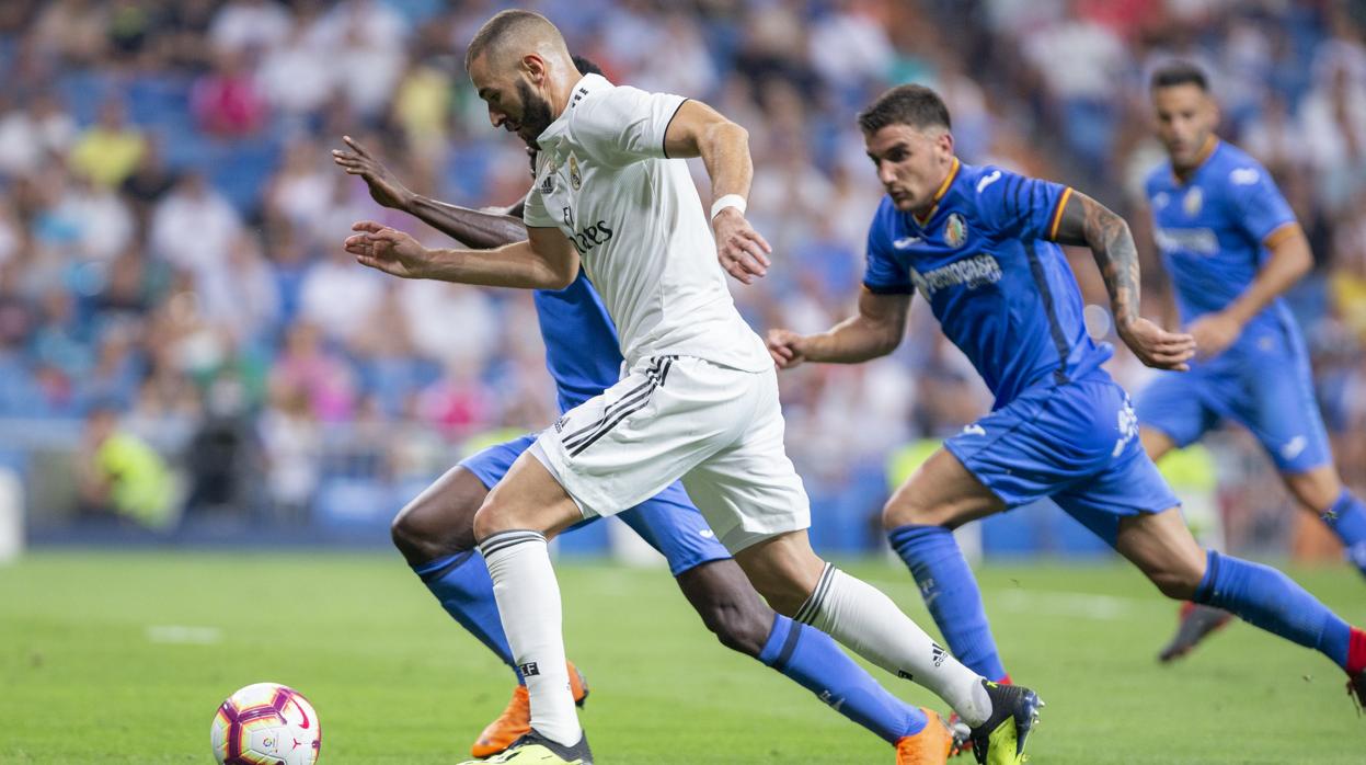 Benzema, baja, busca el milagro de su récord