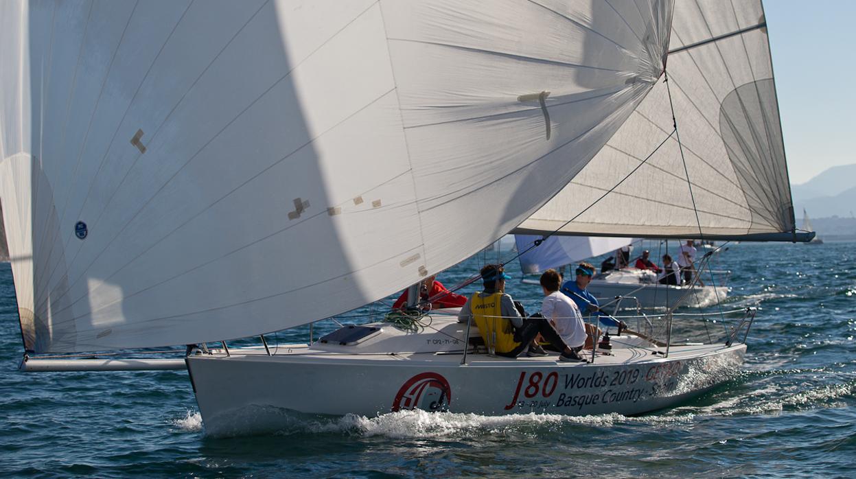 El «Mandovi» lidera el III Trofeo Social del Abra de Bilbao