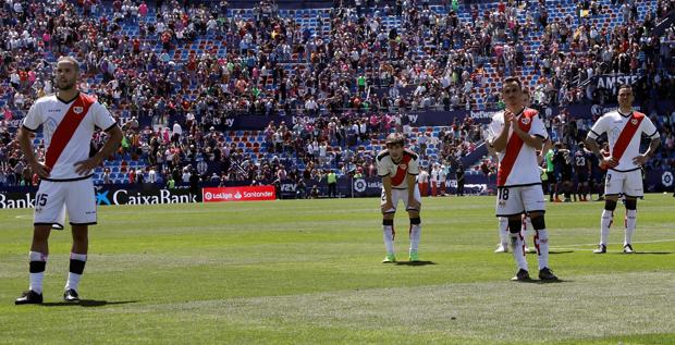 Abonados del Rayo Vallecano ofrecen sus carnets a los hinchas del Valladolid