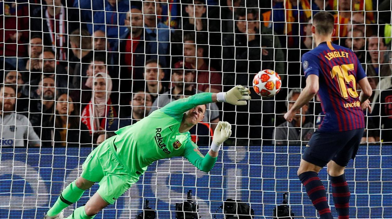 Ter Stegen realiza una para durante el partido ante el Liverpool en el Camp Nou