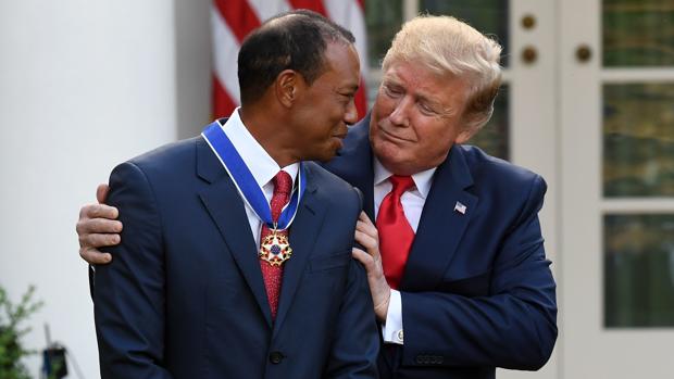 Un emocionado Tiger Woods recibe la Medalla de la Libertad en la Casa Blanca