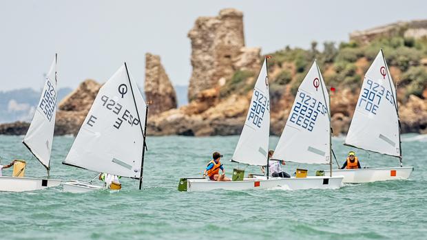 Un centenar de regatistas, por los títulos andaluces de Optimist y su pase a la Copa de España