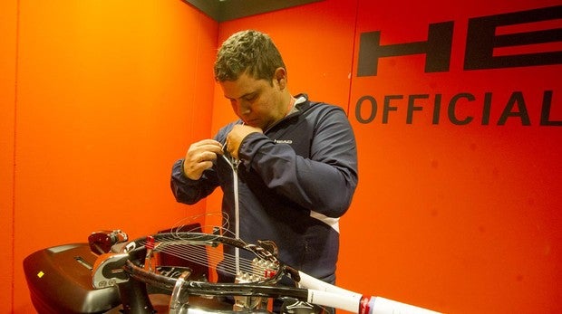 El equipo de encordadores, a las órdenes de los tenistas