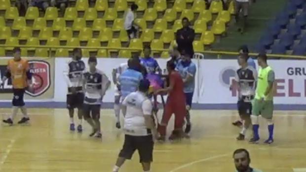 Tragedia en Brasil: muere un árbitro tras sufrir un infarto durante un partido