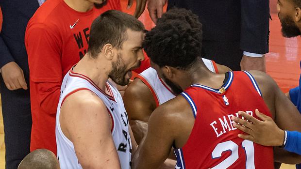 El gesto de Marc Gasol con un desolado Embiid que cautiva a la NBA