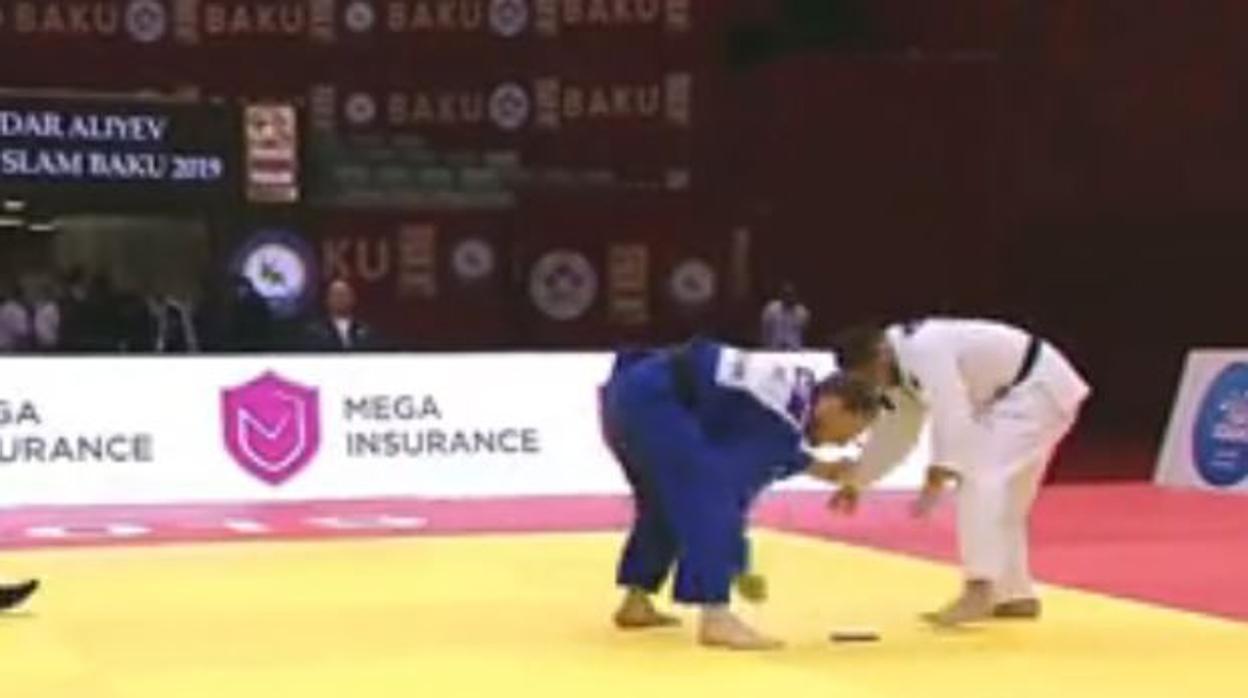 Descalifican a un judoca al que se le cayó el móvil durante un combate