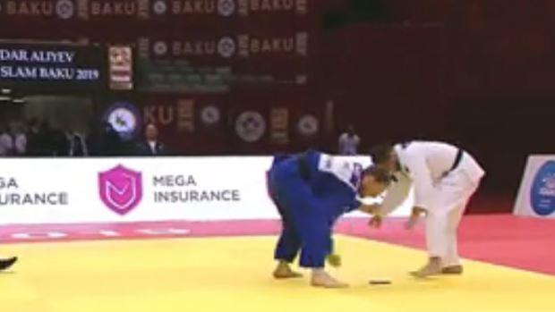 Descalifican a un judoca al que se le cayó el móvil durante un combate