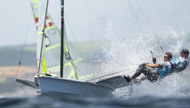 Botín y López-Marra afianzan el liderato del Europeo de 49er