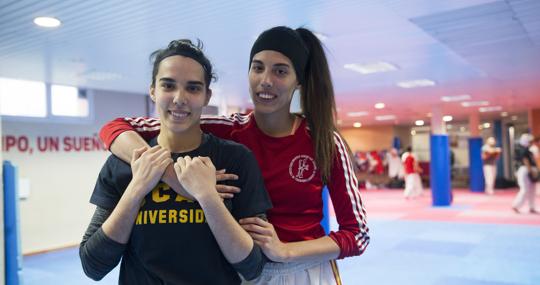 Marta Calvo (izquierda) posa junto a su hermana Eva (de rojo) para ABC