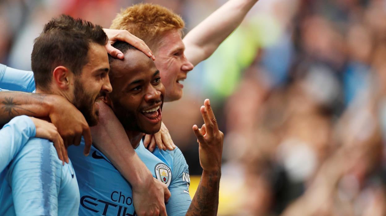 Los jugadores del City celebran uno de sus goles