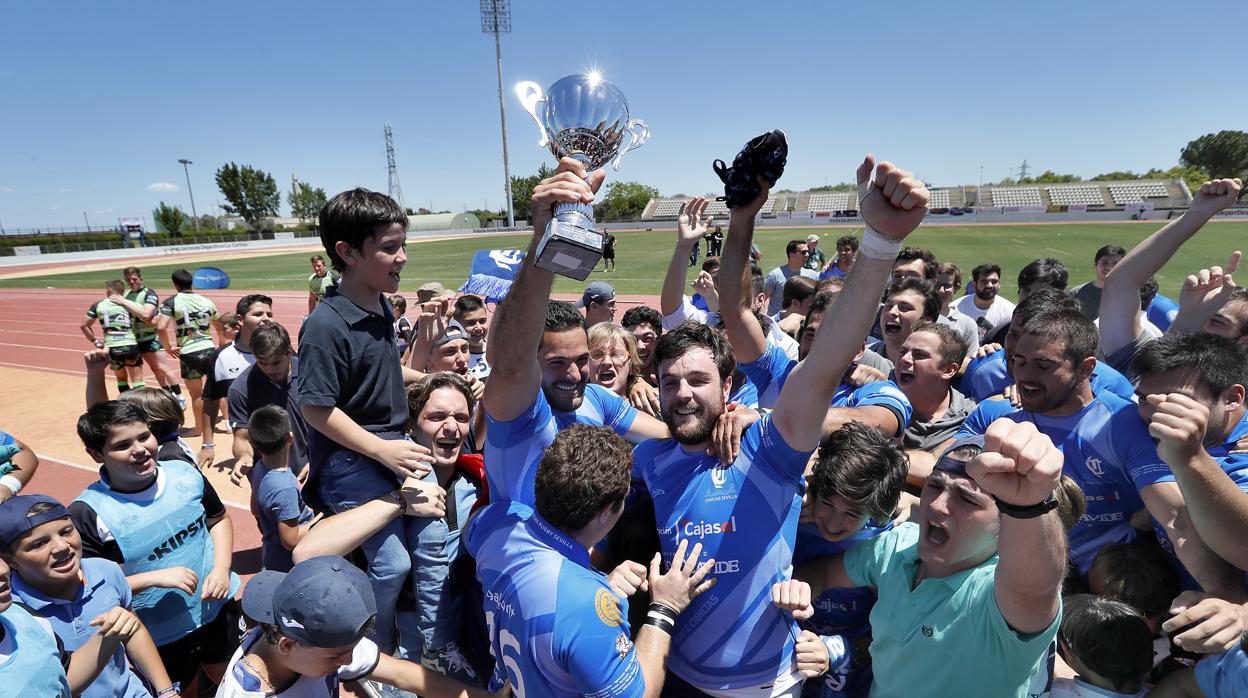 Los jugadores y aficionados del Ciencias Fundación Cajasol celebran el ascenso a División de Honor