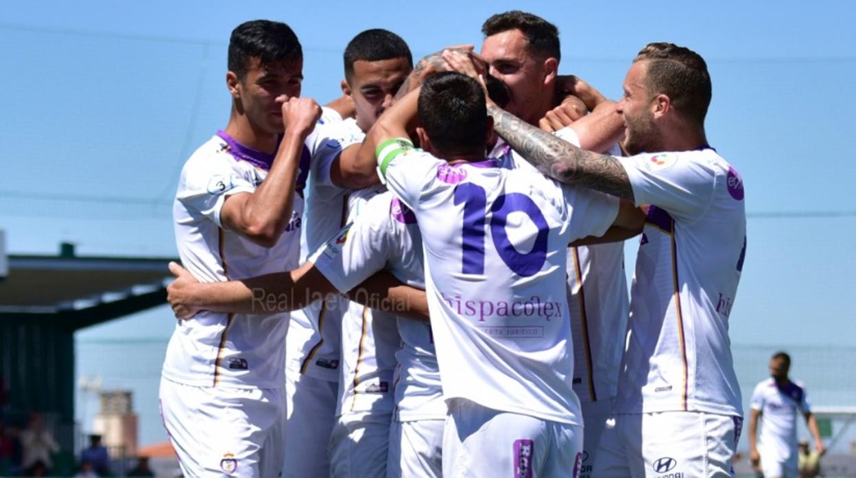 Los jugadores del Real Jaén celebran un gol esta temporada