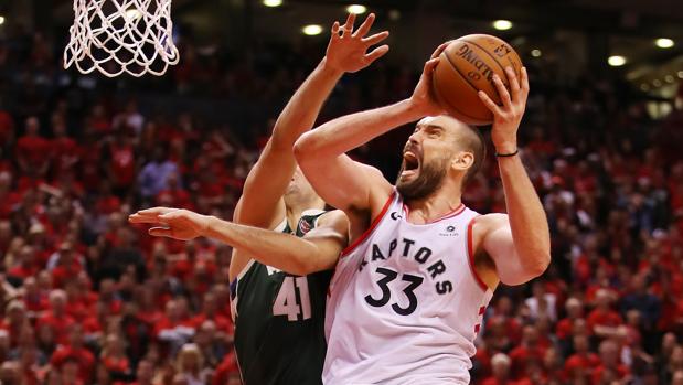 Un Marc Gasol estelar guía a los Raptors a su primera victoria ante los Bucks