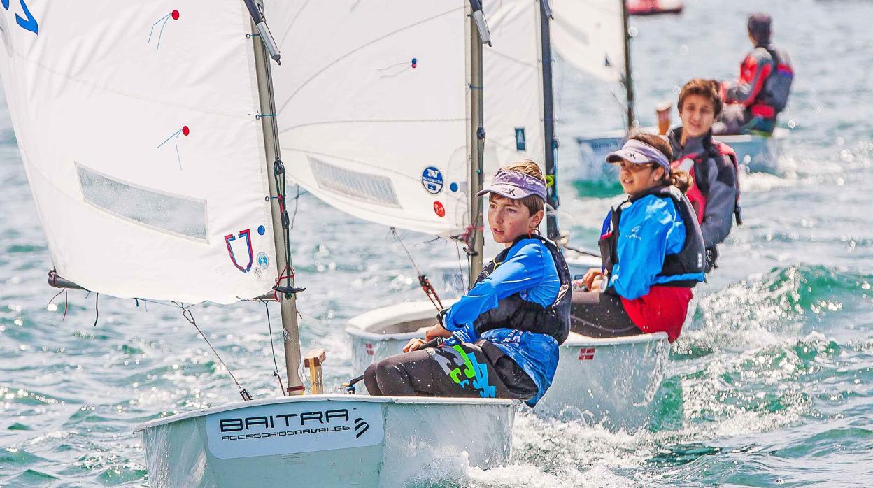 El Trofeo Baitra cita en Bayona a la vela infantil