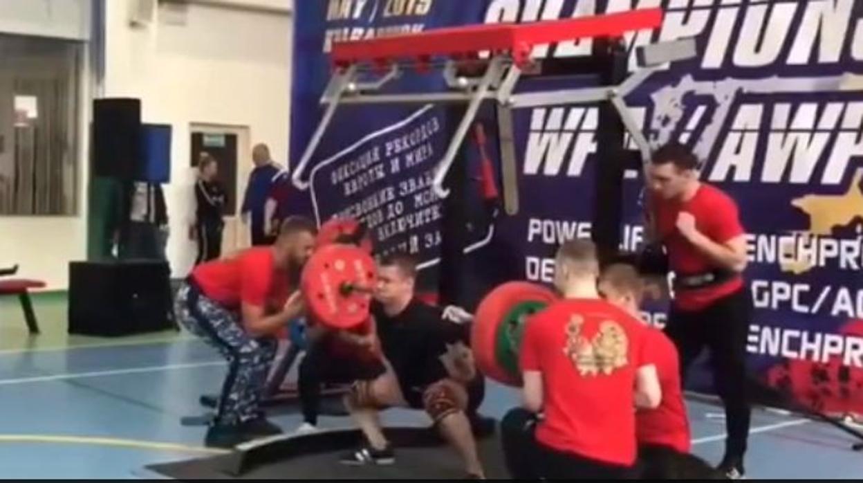 La espeluznante rotura de pierna de un powerlifter cuando levantaba 250 kilos