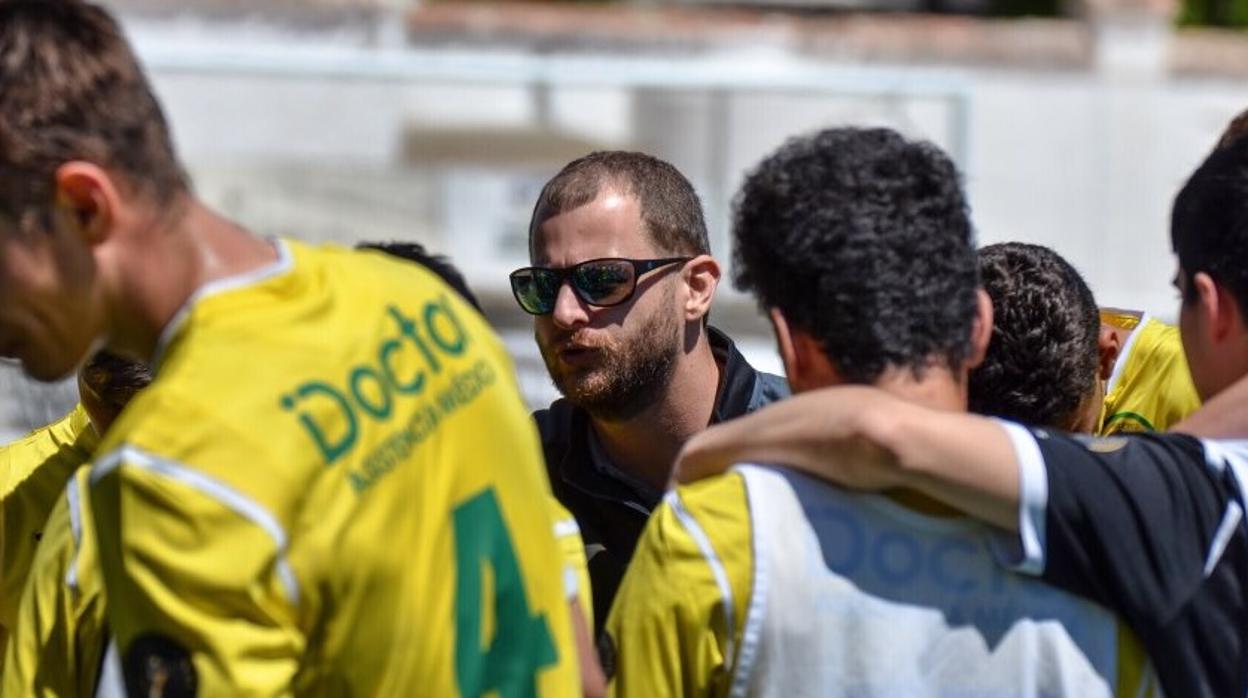 El presidente del Atlético Tomelloso, Cristóbal Moraga (con gafas) con los jugadores de su equipo