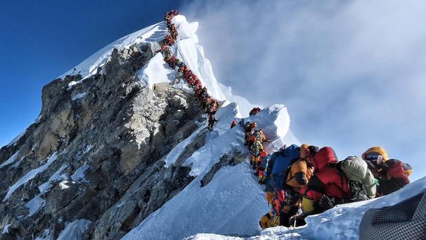 El atasco en la cima del Everest sigue cobrándose víctimas mortales