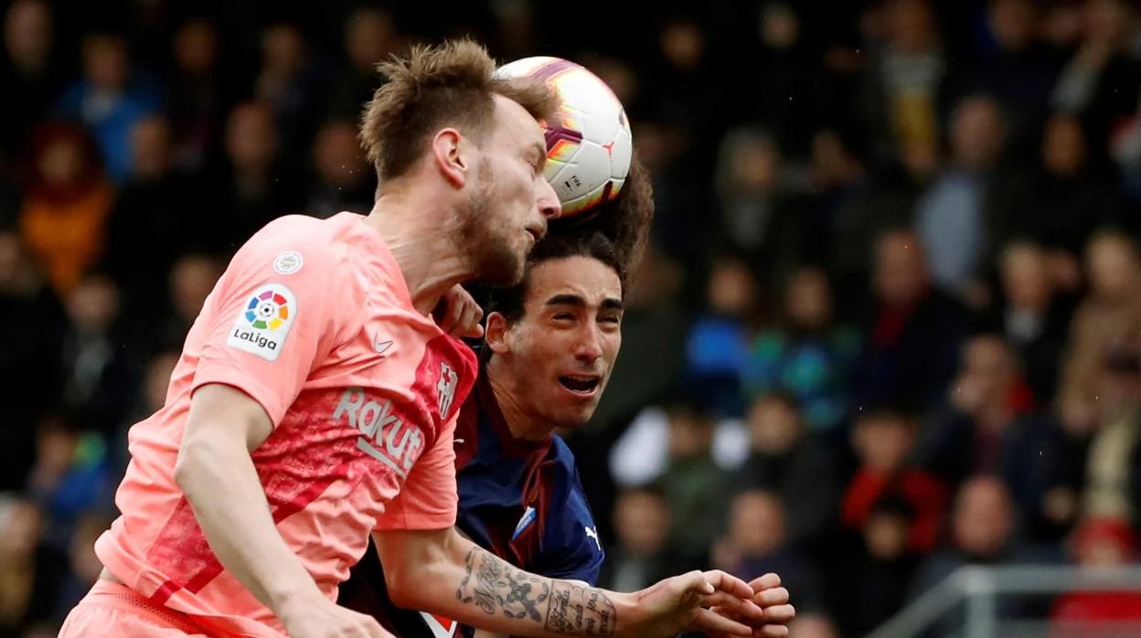 Rakitic intenta rematar durante el partido entre el Barcelona y el Eibar
