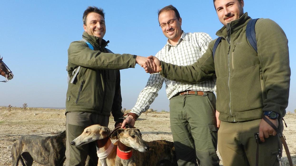 Un grupo de cazadores, acompañados por sus galgos